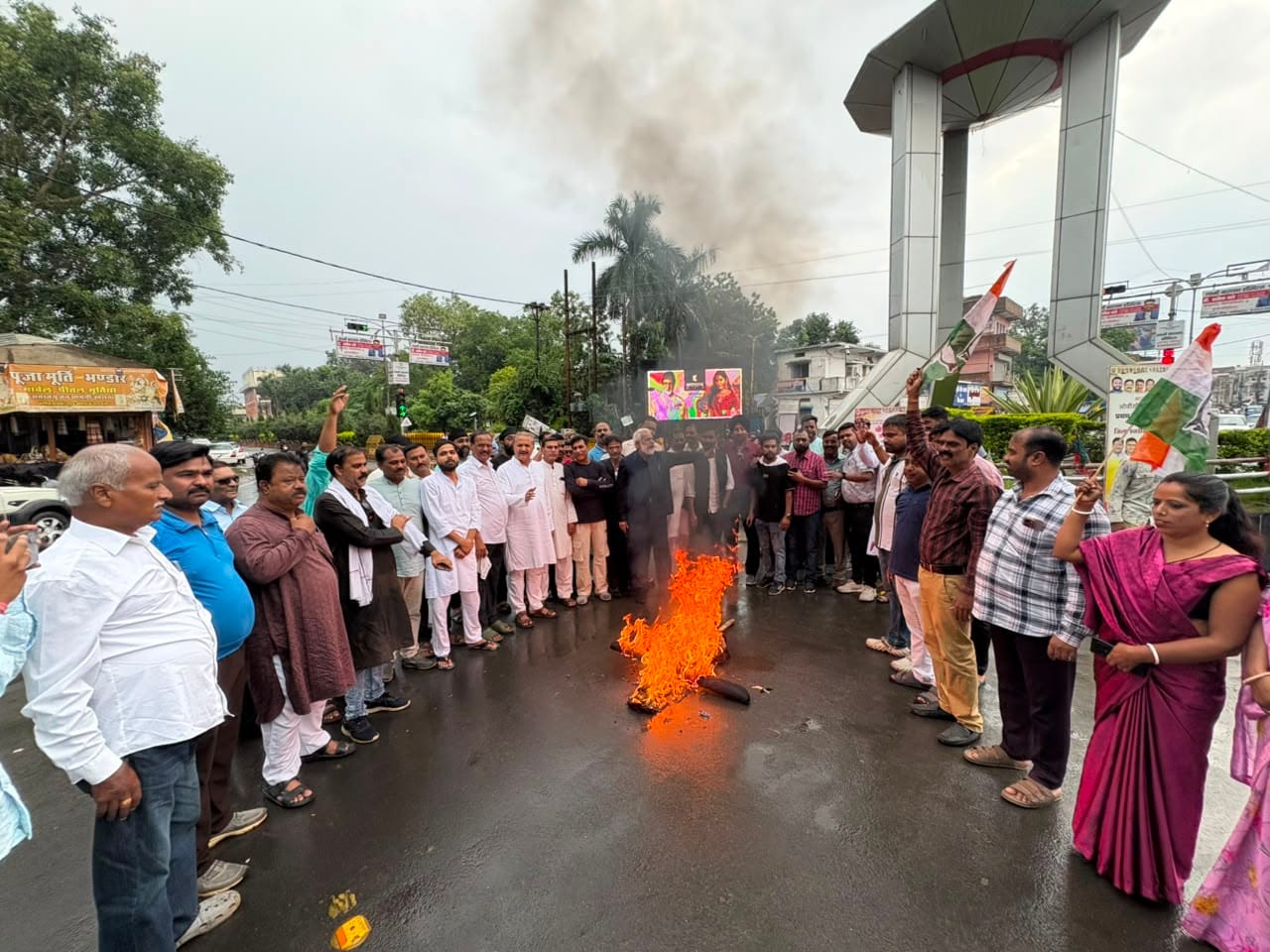 कांग्रेसियों ने पुतला दहन कर किया प्रदर्शन। कांग्रेसियों ने पुतला दहन कर किया प्रदर्शन।