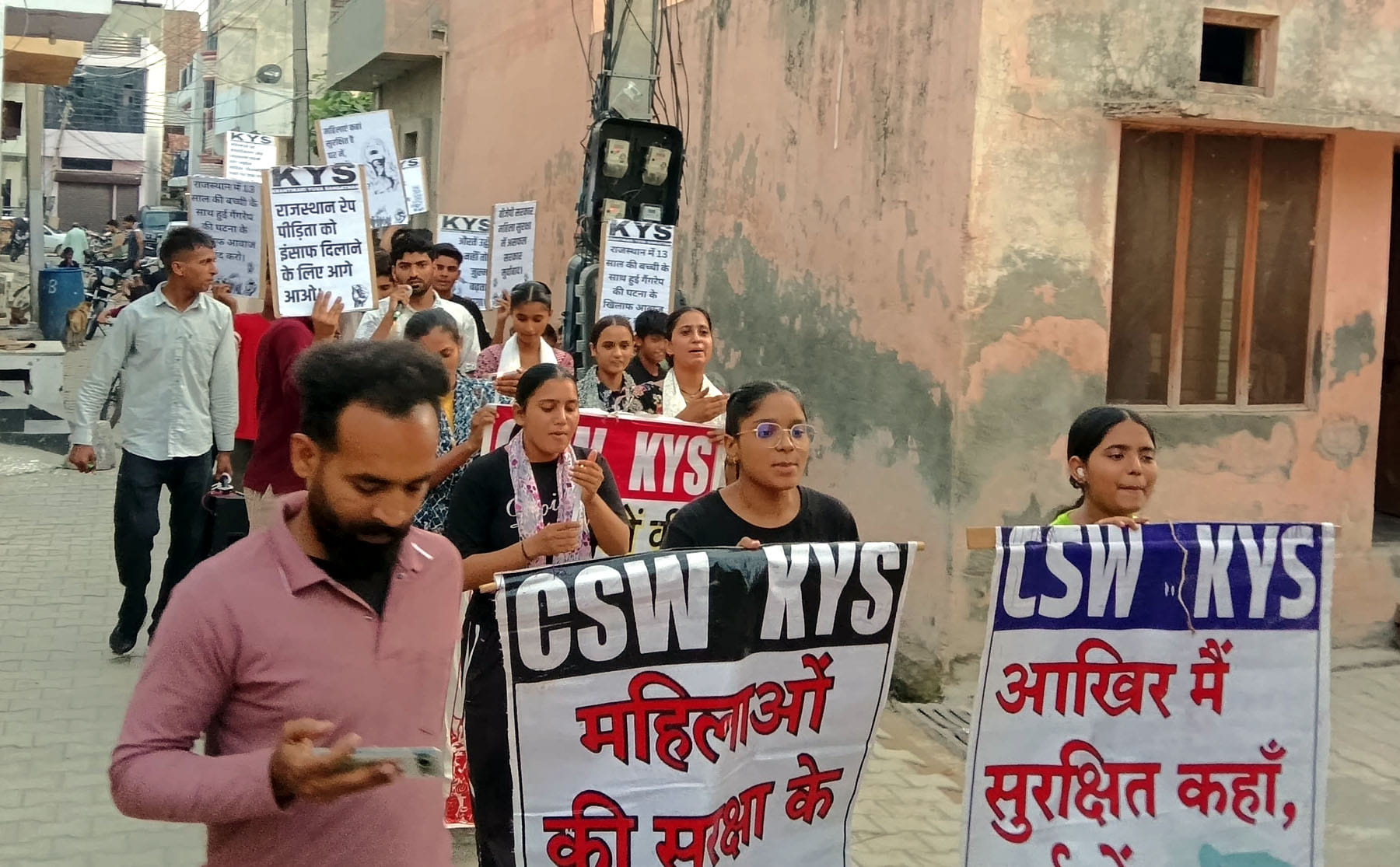 कलायत में रोष मार्च निकालते युवा