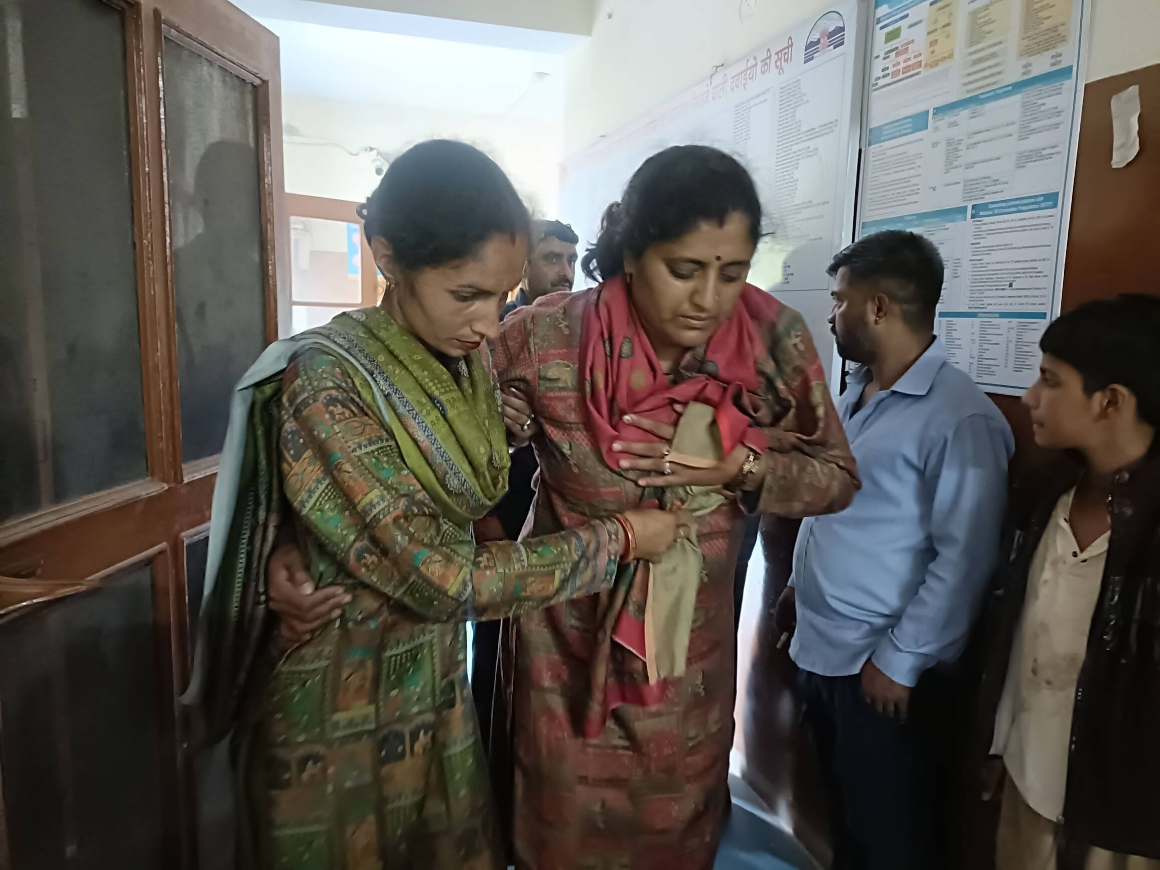 कुनिहार के गंबरपुल-सरली सड़क पर नरवाड़ गांव के पास शुक्रवार को हुए हादसे में घायलों को एंबुलेंस