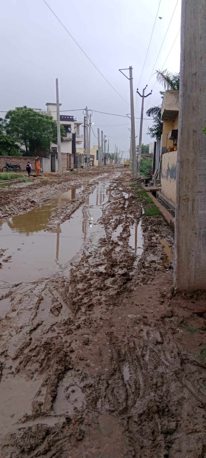 कैथल रोड स्थित गड़ी पट्टी मोहल्ले की गली में भरा कीचड़