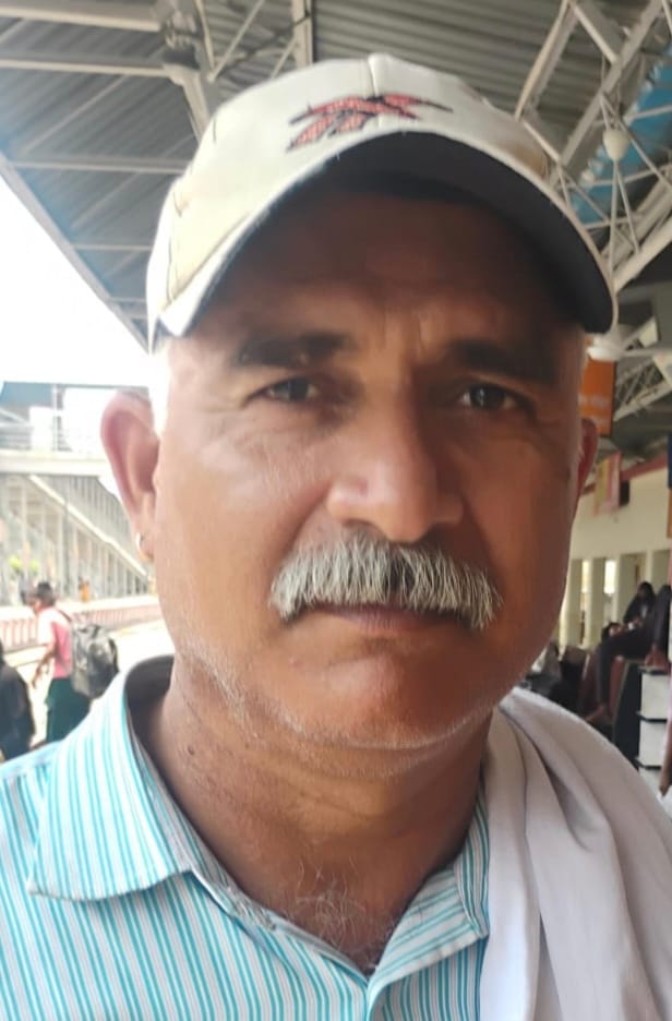 लखीमपुर पहुंची ट्रेन में चढ़ते यात्री। संवाद लखीमपुर पहुंची ट्रेन में चढ़ते यात्री। संवाद