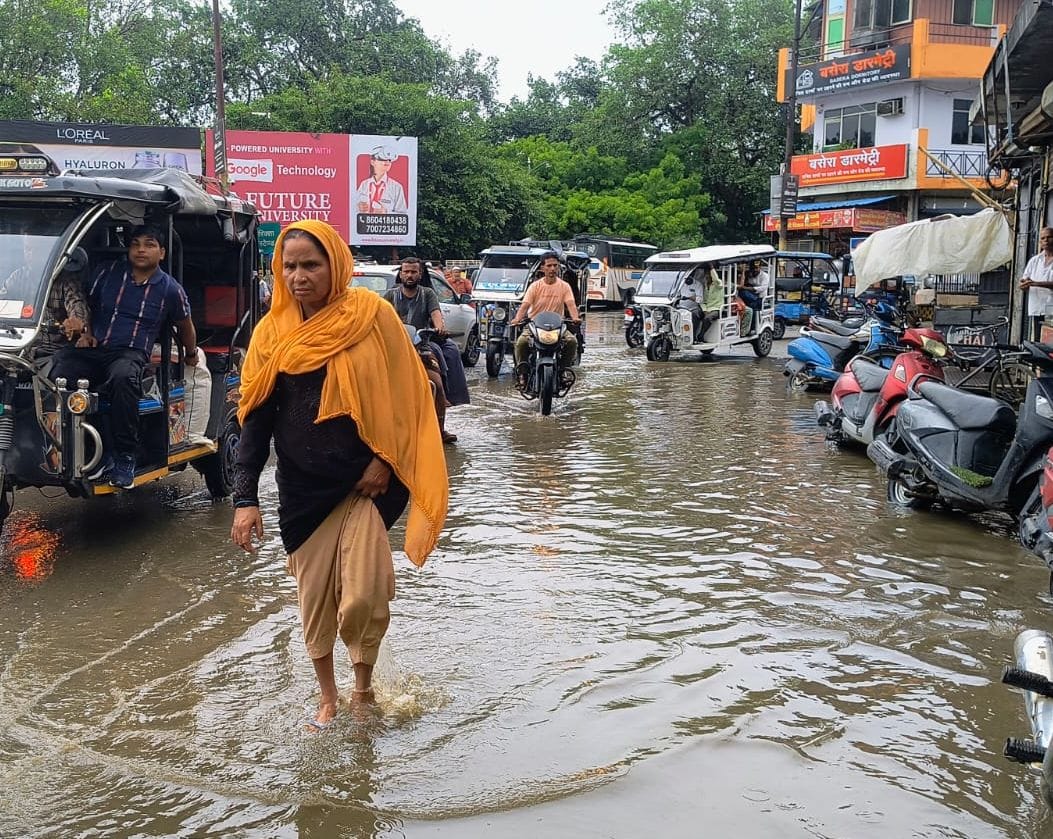 लाल इमली चौराहा के पास गली में भरा पानी। संवाद लाल इमली चौराहा के पास गली में भरा पानी। संवाद