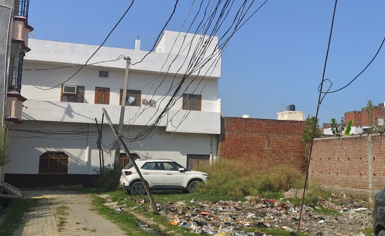 मोहल्ला हिदायत नगर में कुछ इस तरह काफी नीचे तक लटक रहे बिजली के तार। संवाद