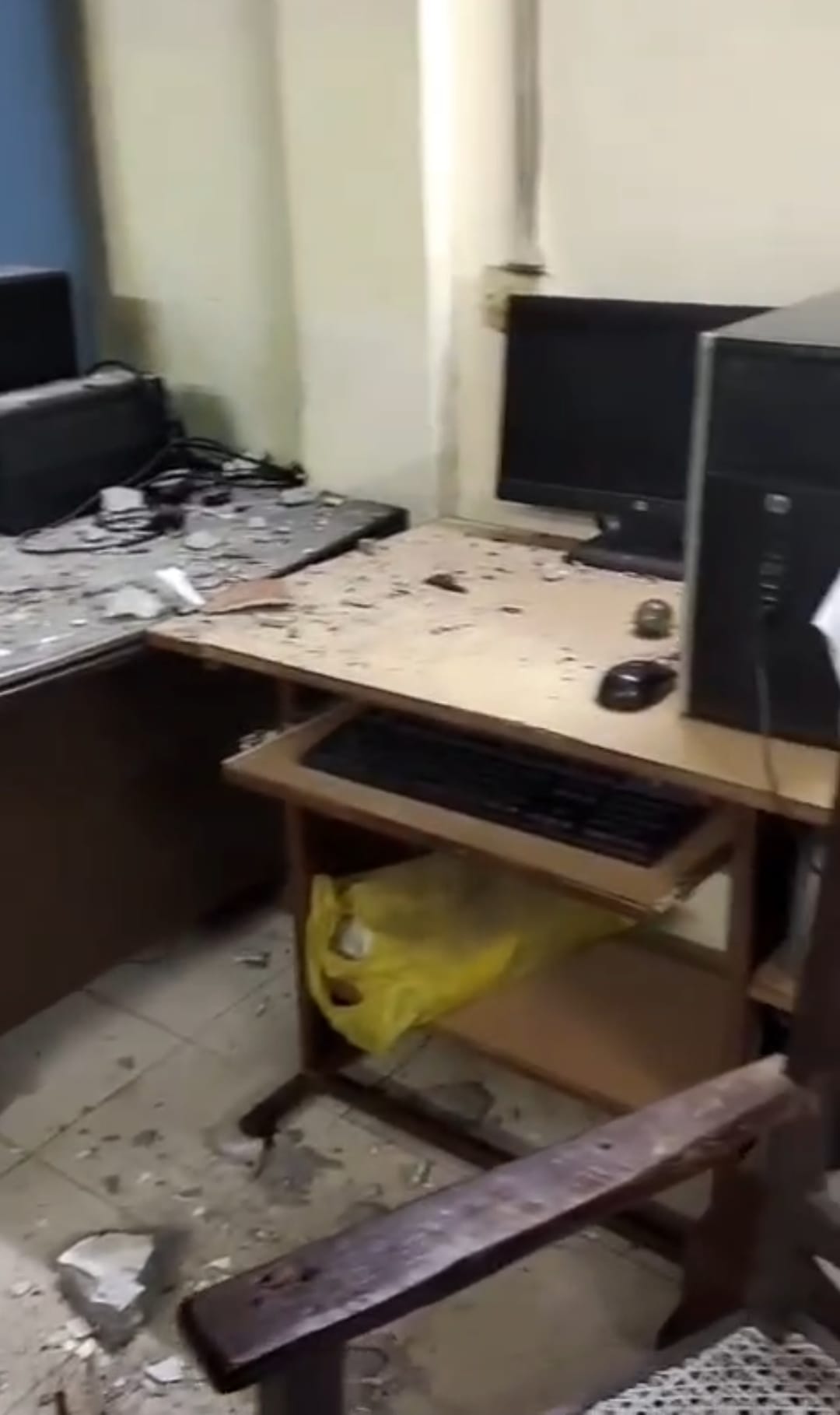 नगर निगम मुख्यालय में गिरा छत का प्लास्टर व ईंटें। 