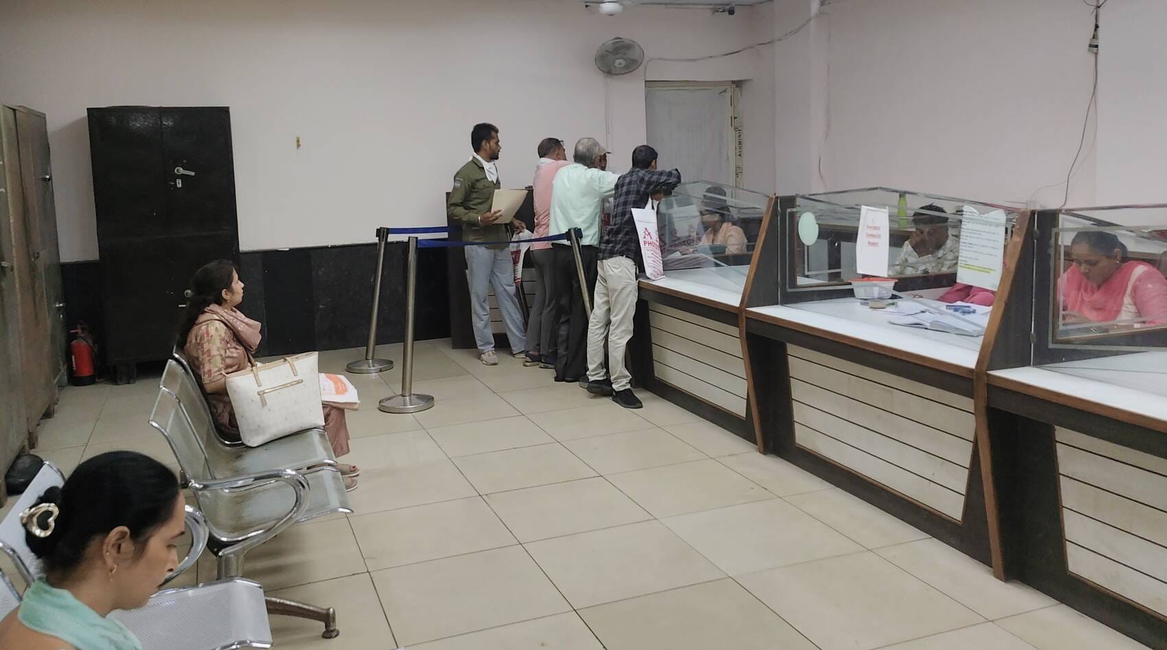 नगर परिषद कार्यालय में काउंटर पर काम कराते शहरवासी। संवाद