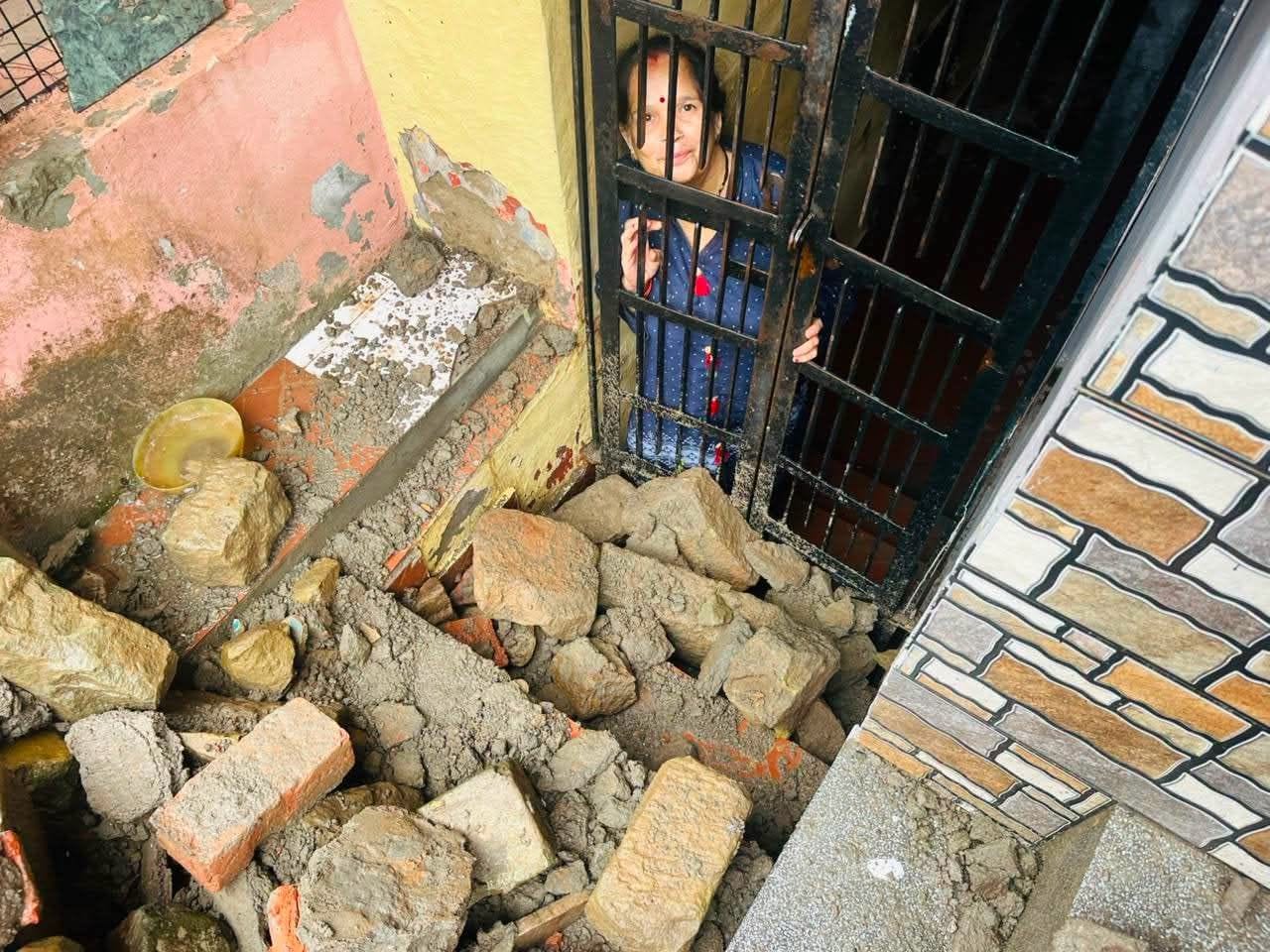 नाहन के वार्ड नंबर सात में डंगा ढहने से घरों पर गिरा मलबा। संवाद