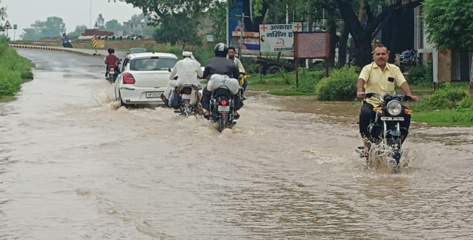 नजीबाबाद- गुनियापुर प्राथमिक विद्यालय परिसर में भरा बारिश का पानी। संवाद नजीबाबाद- गुनियापुर प्राथमिक विद्यालय परिसर में भरा बारिश का पानी। संवाद
