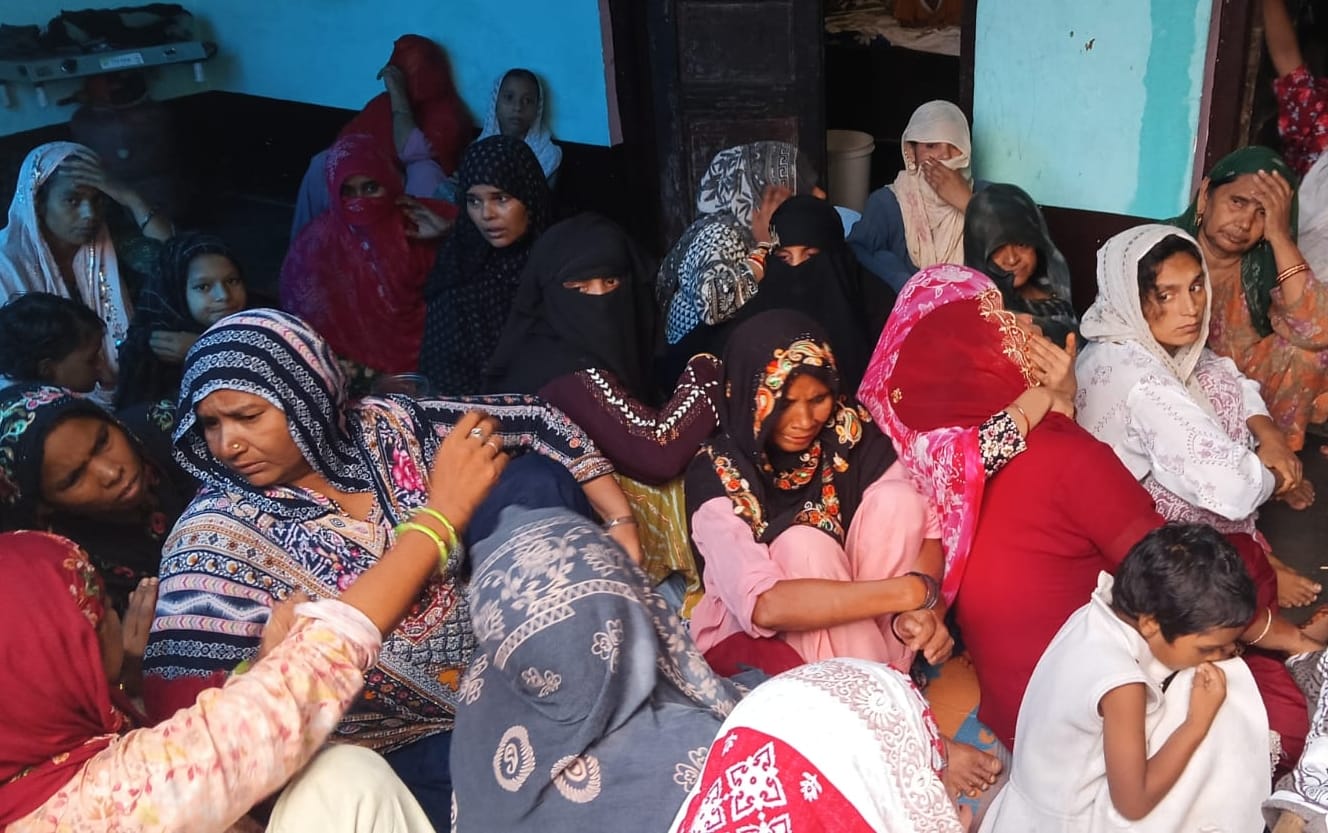 पिलखुवा के मोहल्ला सद्दीकपुरा में गिरी कच्चे मकान की छत। संवाद पिलखुवा के मोहल्ला सद्दीकपुरा में गिरी कच्चे मकान की छत। संवाद