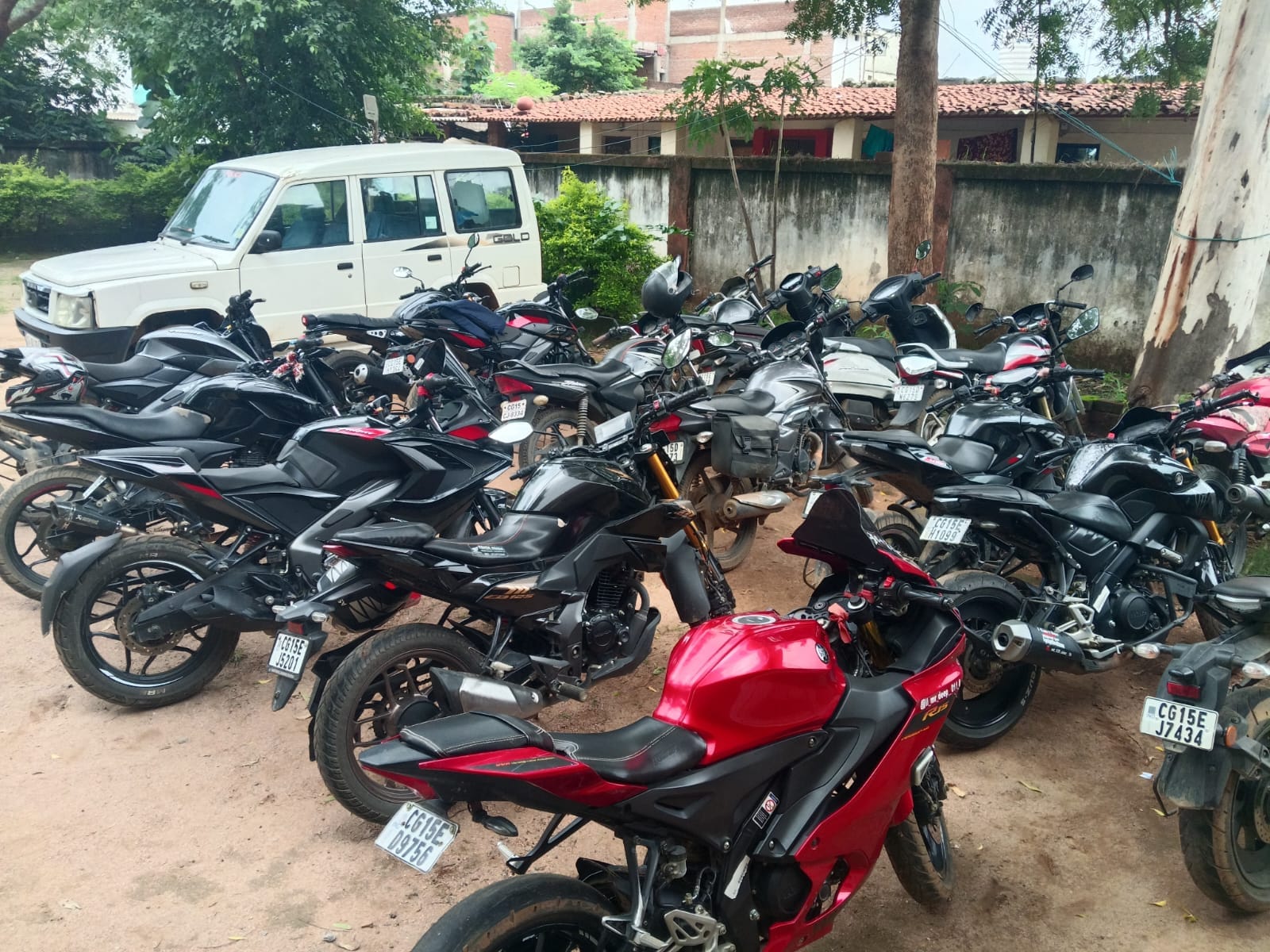 पुलिस ने जप्त किए दर्जनों मोटरसाइकल वाहन। पुलिस ने जप्त किए दर्जनों मोटरसाइकल वाहन।