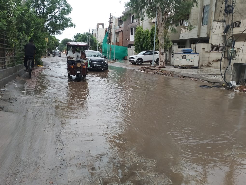 पानीपत-जींद स्टेट हाईवे पर ज्योति कॉलोनी के बाहर गड्ढों में फंसी ई-रिक्शा और पीछे खड़े दूसरे वा पानीपत-जींद स्टेट हाईवे पर ज्योति कॉलोनी के बाहर गड्ढों में फंसी ई-रिक्शा और पीछे खड़े दूसरे वा
