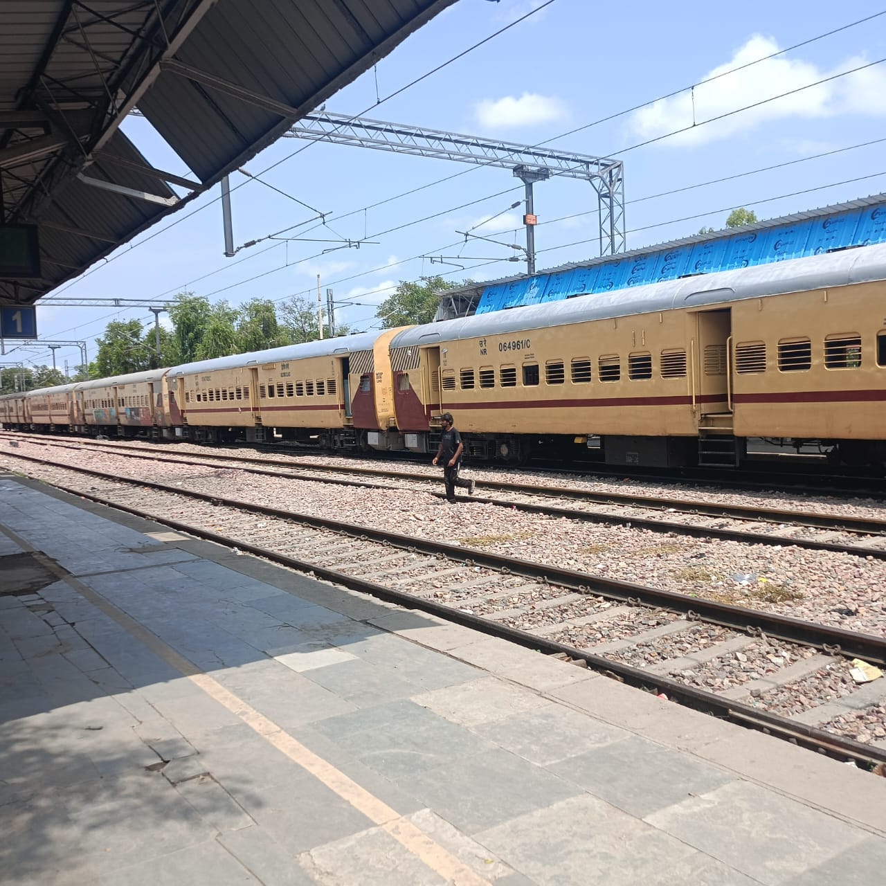 पुराने रेलवे स्टेशन पर  खड़ी ट्रेन। संवाद