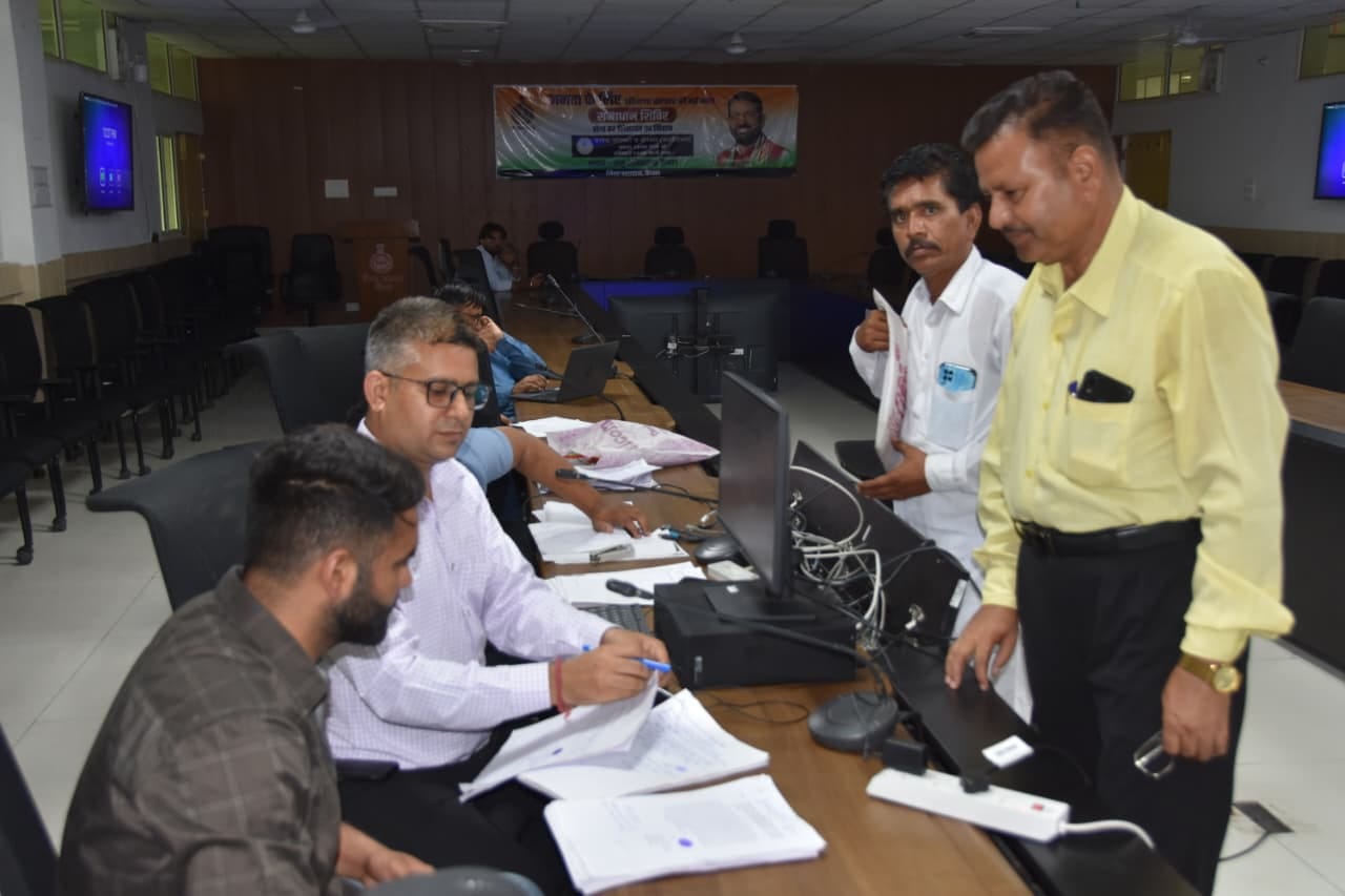 पेंशन से जुड़ी त्रुटियों को ठीक कराते लोग। प्रवक्ता पेंशन से जुड़ी त्रुटियों को ठीक कराते लोग। प्रवक्ता