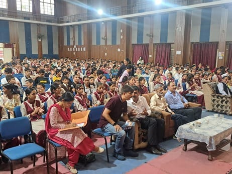 पदम स्कूल रामपुर में आयोजित कार्यक्रम में प्रस्तुति देता छात्र। संवाद पदम स्कूल रामपुर में आयोजित कार्यक्रम में प्रस्तुति देता छात्र। संवाद