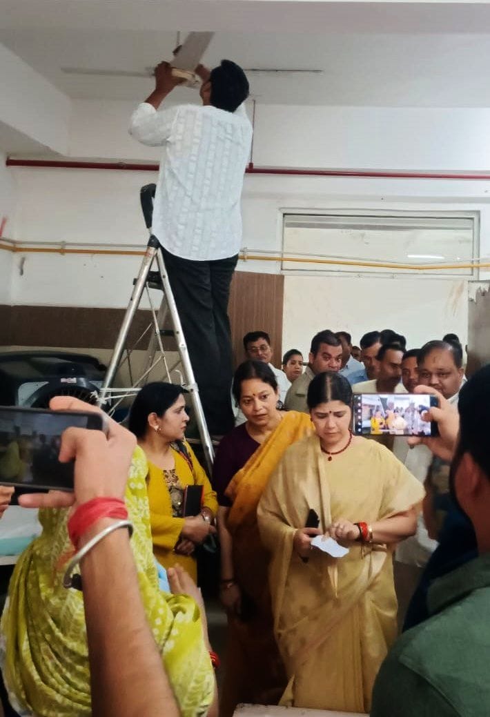 राजकीय मेडिकल कॉलेज में महिला मरीज से दवा के बारे में पूछतीं राज्य महिला आयोग की उपाध्यक्ष। संव राजकीय मेडिकल कॉलेज में महिला मरीज से दवा के बारे में पूछतीं राज्य महिला आयोग की उपाध्यक्ष। संव
