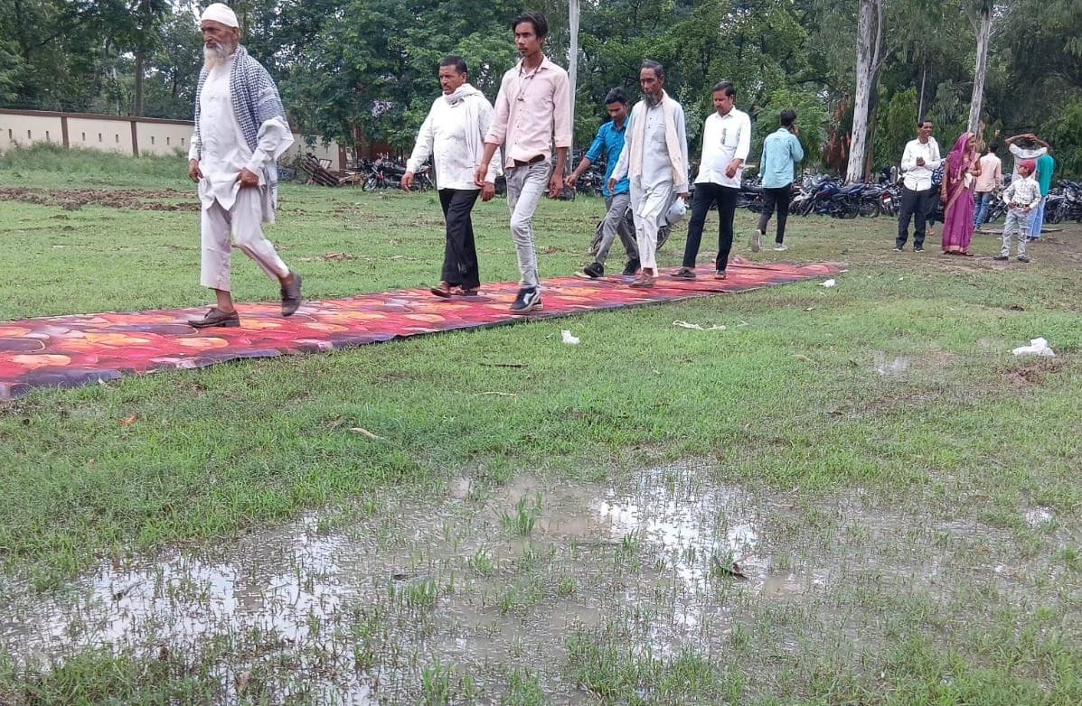 राजकीय पॉलिटेक्निक में विवाह के दौरान उपस्थित वर-वधू। संवाद