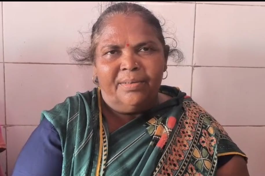 सीएचसी अलीगंज की ऊबड़-खाबड़ सड़क से मरीज को ले जाती महिला। संवाद सीएचसी अलीगंज की ऊबड़-खाबड़ सड़क से मरीज को ले जाती महिला। संवाद