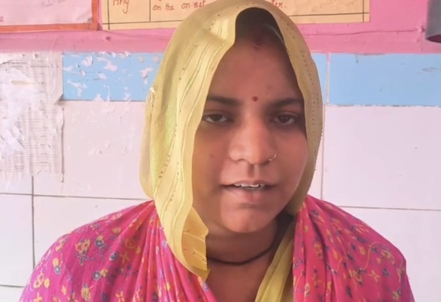 सीएचसी अलीगंज की ऊबड़-खाबड़ सड़क से मरीज को ले जाती महिला। संवाद सीएचसी अलीगंज की ऊबड़-खाबड़ सड़क से मरीज को ले जाती महिला। संवाद