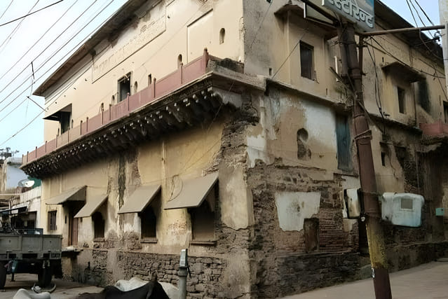 संघी का बास मोहल्ले में जर्जर पड़ा मकान। संवाद