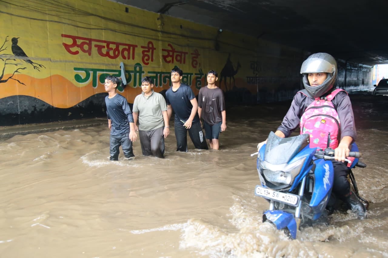 साहिबाबाद क्षेत्र के सौर ऊर्जा मार्ग पर हुए जलभराव से गुजरते वाहन। संवाद साहिबाबाद क्षेत्र के सौर ऊर्जा मार्ग पर हुए जलभराव से गुजरते वाहन। संवाद