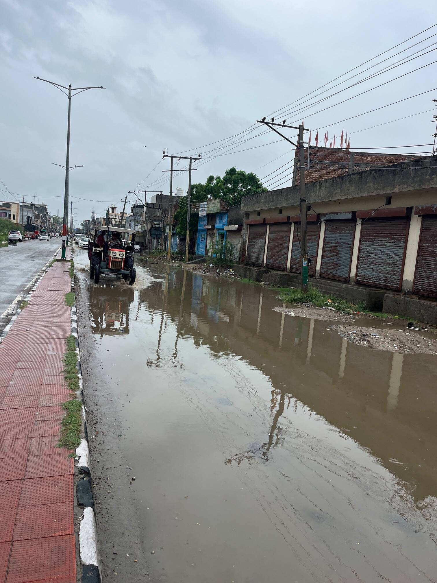 सेक्टर-19 में सड़क पर भरे पानी में से गुजरते स्कूली बच्चे। सेक्टर-19 में सड़क पर भरे पानी में से गुजरते स्कूली बच्चे।
