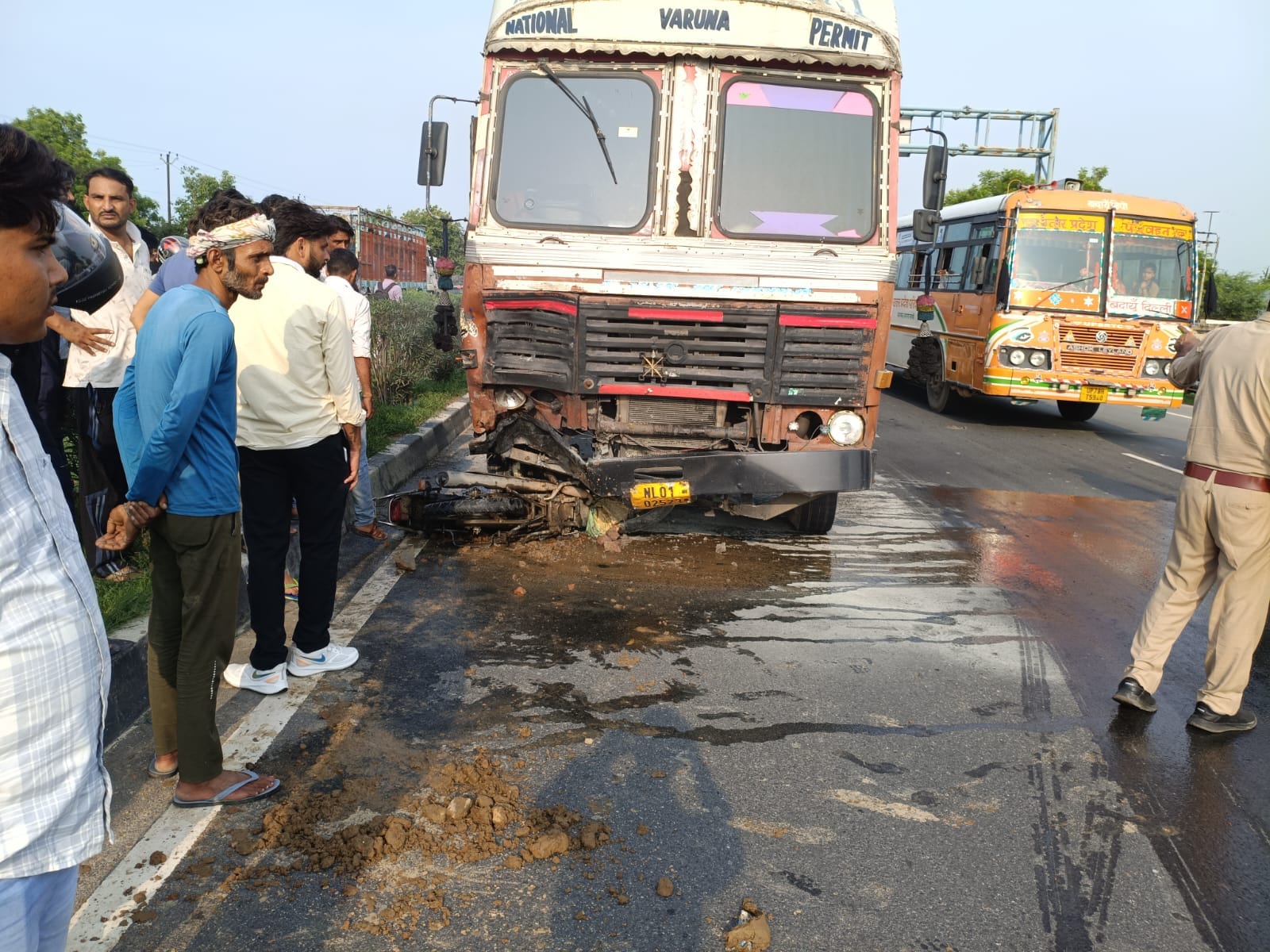 सिकंदराबाद हाईवे पर ट्रक के नीचे दबी बाइक।