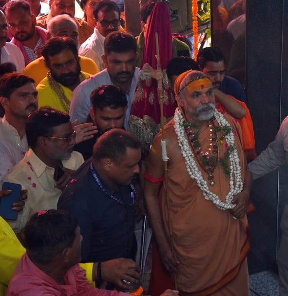 शंकराचार्य स्वामी अविमुक्तेश्वरानंद सरस्वती से मिले अखिलेश शंकराचार्य स्वामी अविमुक्तेश्वरानंद सरस्वती से मिले अखिलेश