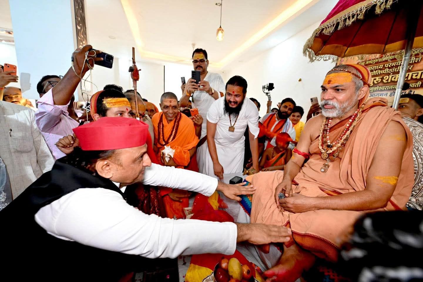 शंकराचार्य स्वामी अविमुक्तेश्वरानंद सरस्वती से मिले अखिलेश शंकराचार्य स्वामी अविमुक्तेश्वरानंद सरस्वती से मिले अखिलेश