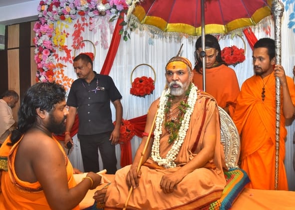शंकराचार्य स्वामी अविमुक्तेश्वरानंद सरस्वती से मिले अखिलेश शंकराचार्य स्वामी अविमुक्तेश्वरानंद सरस्वती से मिले अखिलेश