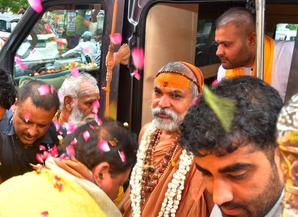 शंकराचार्य स्वामी अविमुक्तेश्वरानंद सरस्वती से मिले अखिलेश शंकराचार्य स्वामी अविमुक्तेश्वरानंद सरस्वती से मिले अखिलेश