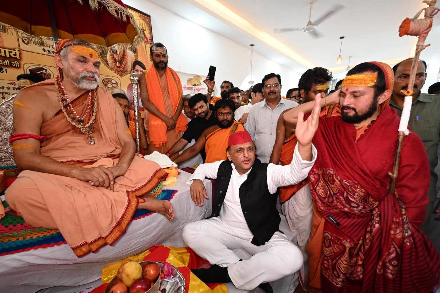 शंकराचार्य स्वामी अविमुक्तेश्वरानंद सरस्वती से मिले अखिलेश शंकराचार्य स्वामी अविमुक्तेश्वरानंद सरस्वती से मिले अखिलेश