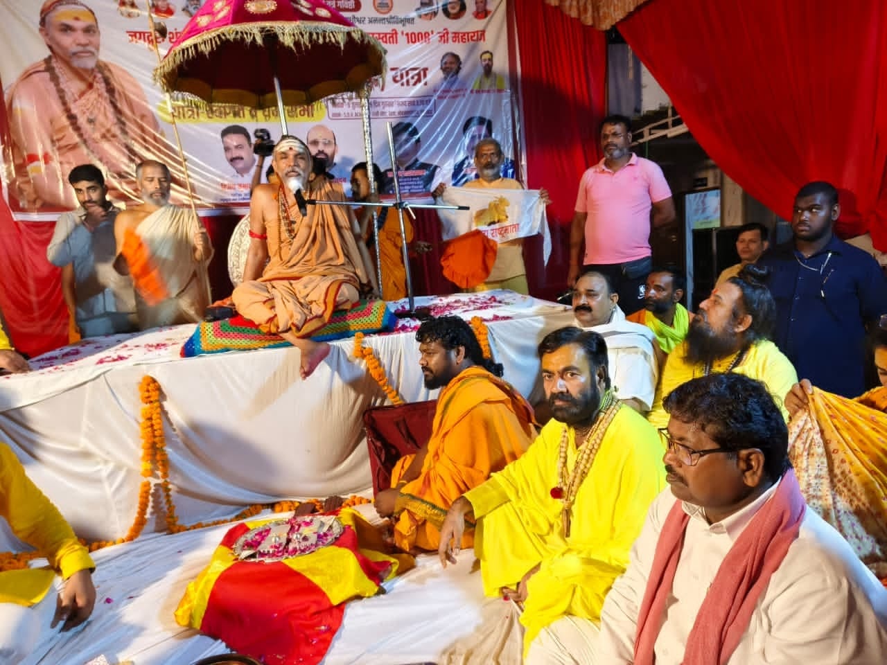 शंकराचार्य स्वामी अविमुक्तेश्वरानंद सरस्वती से मिले अखिलेश शंकराचार्य स्वामी अविमुक्तेश्वरानंद सरस्वती से मिले अखिलेश