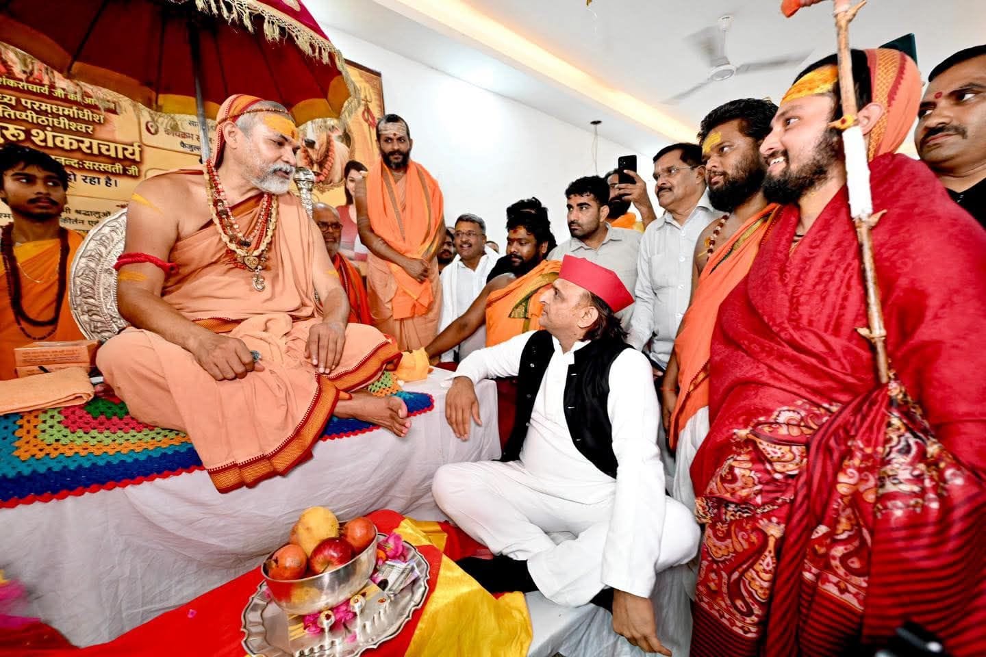 शंकराचार्य स्वामी अविमुक्तेश्वरानंद सरस्वती से मिले अखिलेश शंकराचार्य स्वामी अविमुक्तेश्वरानंद सरस्वती से मिले अखिलेश