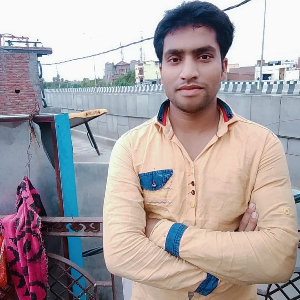 तिलवा गांव स्थित पैतृक आवास पर दीनबंधु यादव का शव आने के बाद रोते बिलखते परिजन व जुटे ग्रामीण। तिलवा गांव स्थित पैतृक आवास पर दीनबंधु यादव का शव आने के बाद रोते बिलखते परिजन व जुटे ग्रामीण।