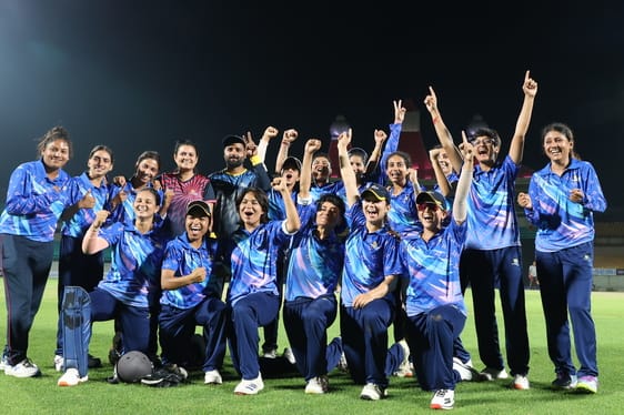 धर्मशाला क्रिकेट स्टेडियम में चैलेंजर ट्रॉफी के महिला वर्ग के फाइनल में विजेता ब्लू टीम जशन मना धर्मशाला क्रिकेट स्टेडियम में चैलेंजर ट्रॉफी के महिला वर्ग के फाइनल में विजेता ब्लू टीम जशन मना