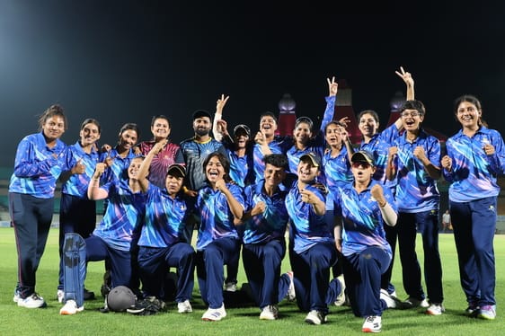 धर्मशाला क्रिकेट स्टेडियम में चैलेंजर ट्रॉफी के महिला वर्ग के फाइनल में विजेता ब्लू टीम जशन मना धर्मशाला क्रिकेट स्टेडियम में चैलेंजर ट्रॉफी के महिला वर्ग के फाइनल में विजेता ब्लू टीम जशन मना