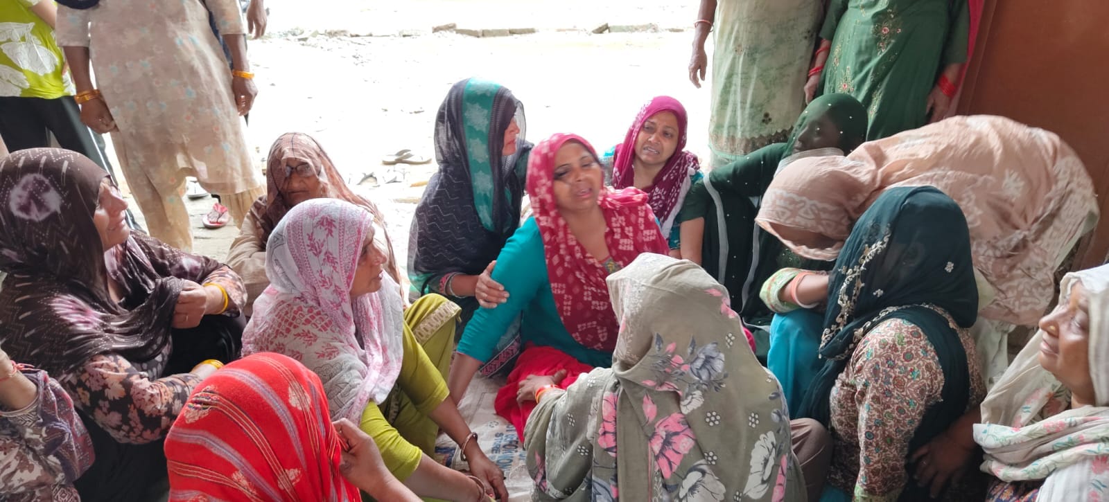 ऊन क्षेत्र के गांव बझेड़ी में पलटी ट्रैक्टर-बोगी। संवाद