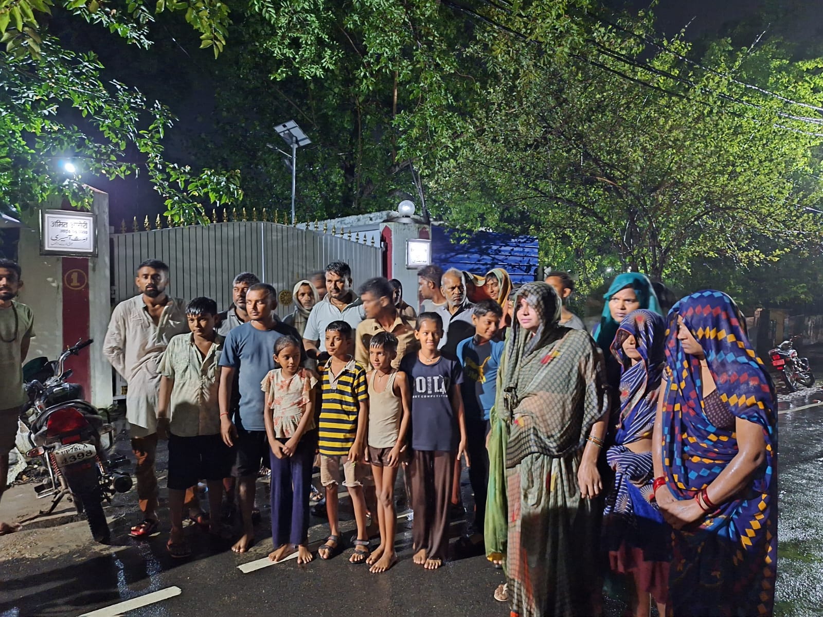 विकास भवन में बारिश के बीच जाती महिला। संवाद विकास भवन में बारिश के बीच जाती महिला। संवाद
