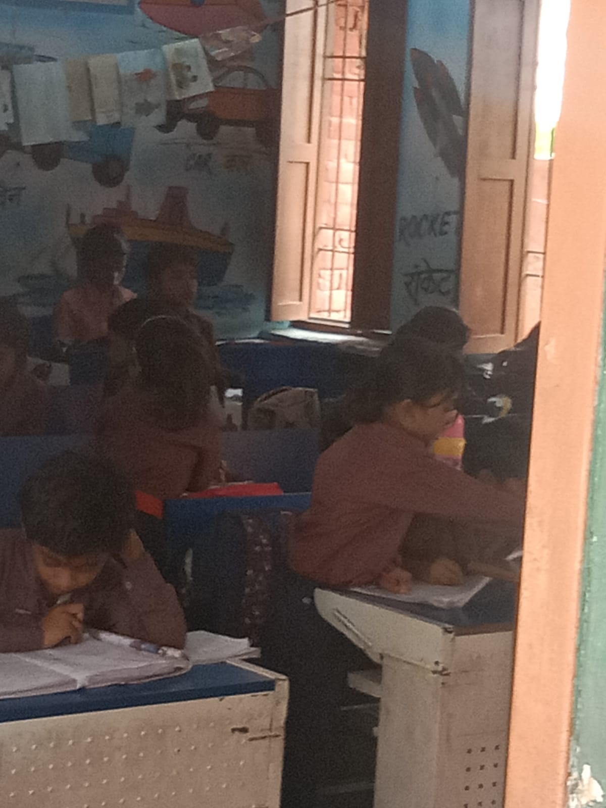 08-रोहतक के शुगर मिल कॉलोनी के प्राथमिक विद्यालय में बरामदे रखे बच्चों पर बैठे विद्यार्थी। संवा 08-रोहतक के शुगर मिल कॉलोनी के प्राथमिक विद्यालय में बरामदे रखे बच्चों पर बैठे विद्यार्थी। संवा