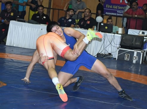 16-रोहतक के एमडीयू में नेशनल कुश्ती चैंपियनशिप के शुभारंभ अवसर पर पहुंचने के बाद खिलाड़ियों के