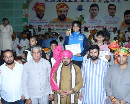 16-रोहतक के एमडीयू में नेशनल कुश्ती चैंपियनशिप के शुभारंभ अवसर पर पहुंचने के बाद खिलाड़ियों के