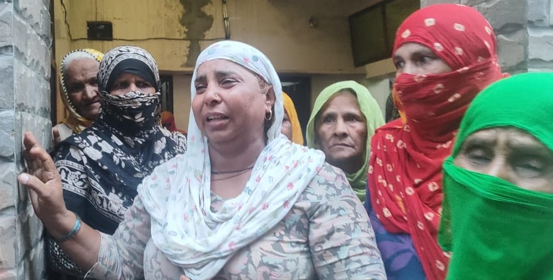 44-गुरुग्राम में एनकाउंटर में मारे गए आर्यन के घर में शोकाकुल परिवार की महिलाए। संवाद 44-गुरुग्राम में एनकाउंटर में मारे गए आर्यन के घर में शोकाकुल परिवार की महिलाए। संवाद