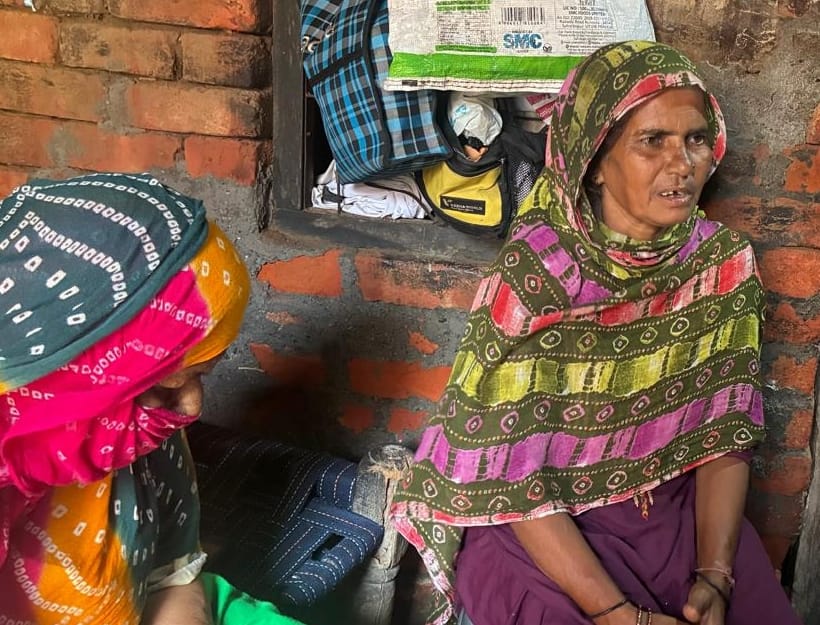 44-गुरुग्राम में एनकाउंटर में मारे गए आर्यन के घर में शोकाकुल परिवार की महिलाए। संवाद 44-गुरुग्राम में एनकाउंटर में मारे गए आर्यन के घर में शोकाकुल परिवार की महिलाए। संवाद