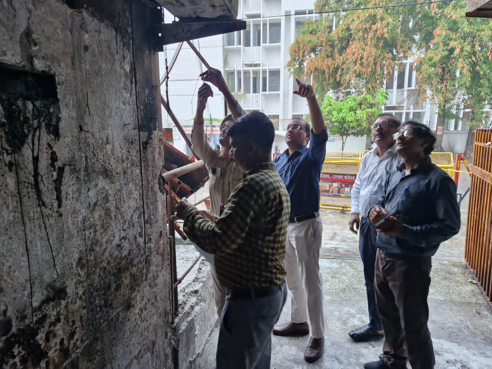 अग्निकांड वाली बिल्डिंग में ध्वस्तीकरण का नोटिस चस्पा करने पहुंचे एलडीए के अधिकारी। अग्निकांड वाली बिल्डिंग में ध्वस्तीकरण का नोटिस चस्पा करने पहुंचे एलडीए के अधिकारी।