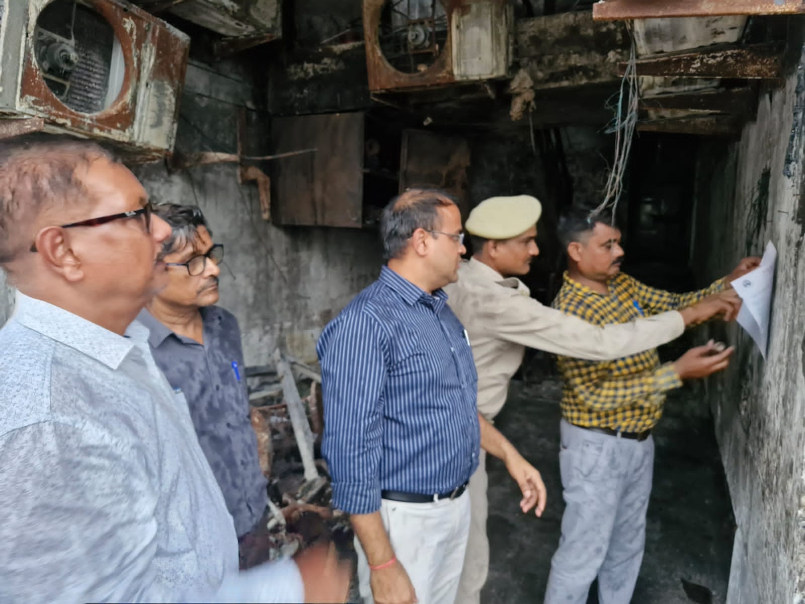 अग्निकांड वाली बिल्डिंग में ध्वस्तीकरण का नोटिस चस्पा करने पहुंचे एलडीए के अधिकारी। अग्निकांड वाली बिल्डिंग में ध्वस्तीकरण का नोटिस चस्पा करने पहुंचे एलडीए के अधिकारी।