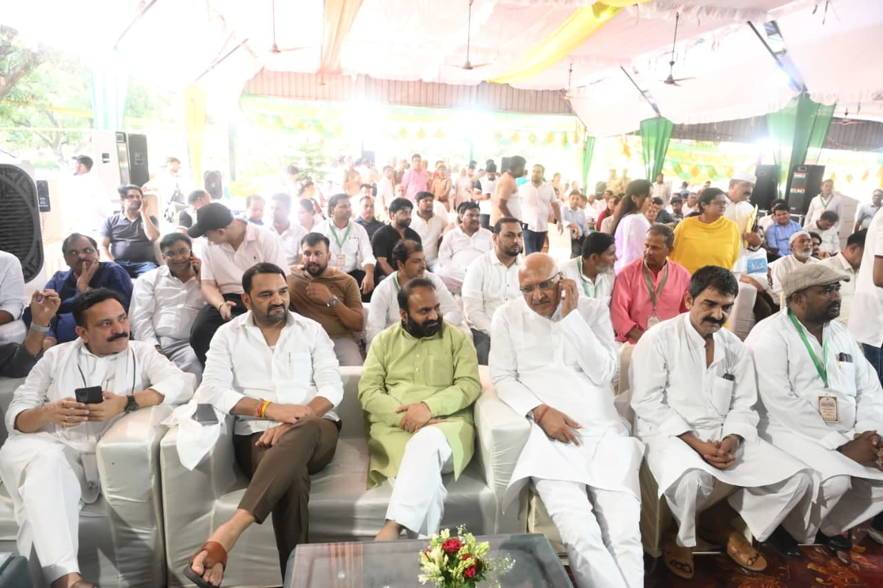 आम मोहत्सव में आम की किस्म के बारे में जानकारी लेती थाईलैंड की राजदूत चवानर्ट थांग सुम्फान: संव