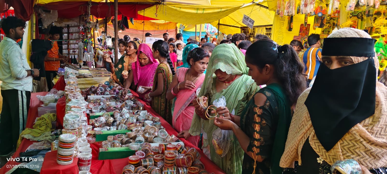 अगियौना मेले में खरीदारी करतीं महिलाएं। संवाद अगियौना मेले में खरीदारी करतीं महिलाएं। संवाद