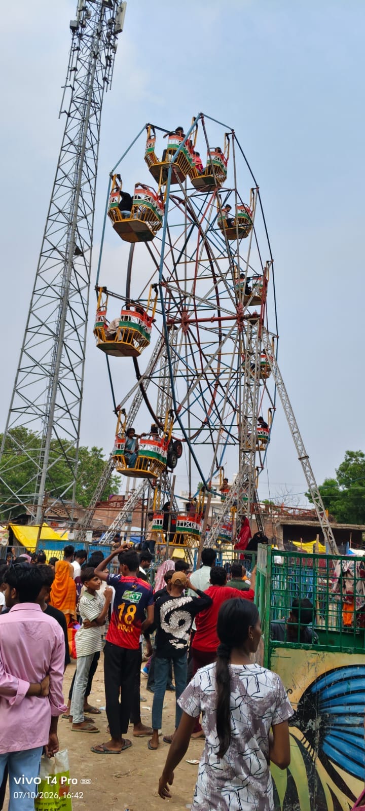 अगियौना मेले में खरीदारी करतीं महिलाएं। संवाद अगियौना मेले में खरीदारी करतीं महिलाएं। संवाद