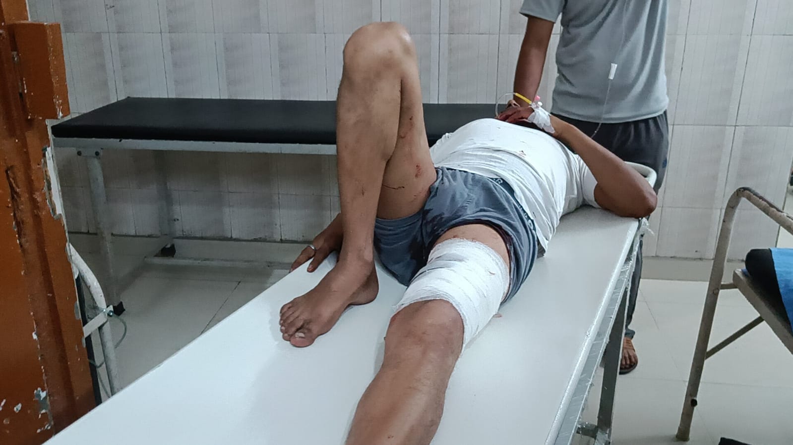 अस्पताल दौलतपुर से गोली लगने के बाद पीड़ित को टांडा मेडिकल कालेज ले जाते। संवाद अस्पताल दौलतपुर से गोली लगने के बाद पीड़ित को टांडा मेडिकल कालेज ले जाते। संवाद
