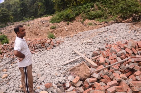 बागड़ा की आपदा से प्रभावित परिवार को प्रशासन से मिला टेंट, एक टीन का कमरा और यह टेंट ही अब आसर बागड़ा की आपदा से प्रभावित परिवार को प्रशासन से मिला टेंट, एक टीन का कमरा और यह टेंट ही अब आसर