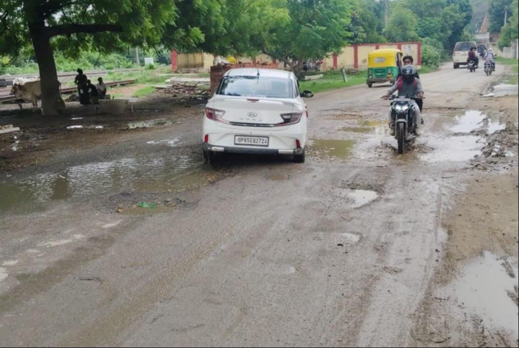 बिहारीगंज डगरा स्थित रेलवे क्रासिंग के पास गड्ढे। संवाद बिहारीगंज डगरा स्थित रेलवे क्रासिंग के पास गड्ढे। संवाद